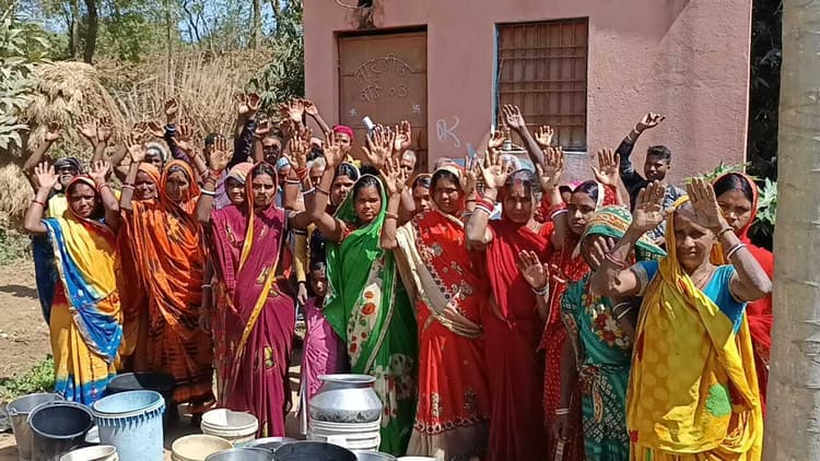 पेयजल की समस्या को ले ग्रामीणों ने पीएचईडी विभाग के खिलाफ की नारेबाजी