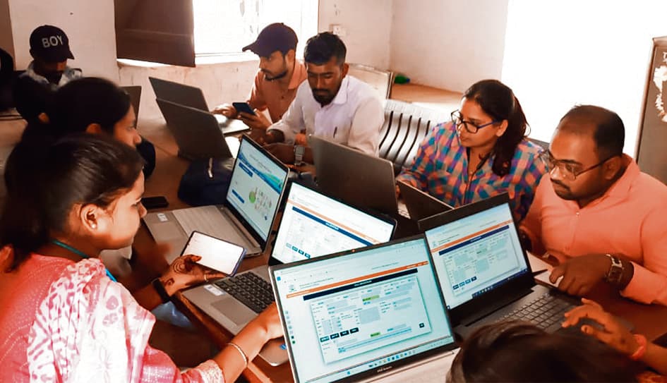 Buxar News: भूमि सर्वेक्षण का काम हुआ तेज डाटा अपलोड करने में जुटे कर्मी