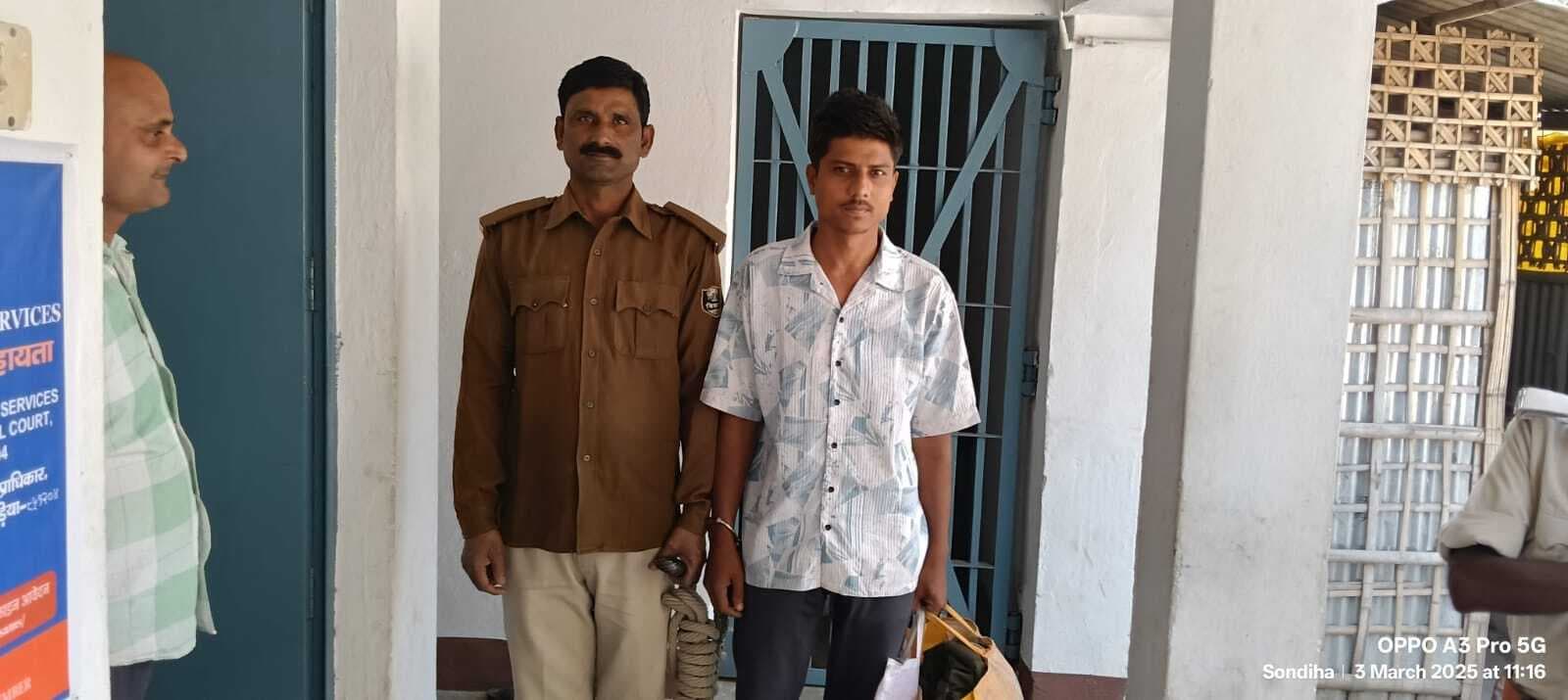 कुर्की जब्ती करने पहुंची पुलिस, आरोपित गिरफ्तार