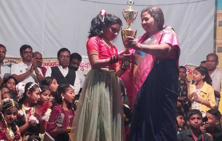 सुपर डूपर डांस प्रतियोगिता के सीनियर में दीपिका, जूनियर में आराध्या ने मारी बाजी