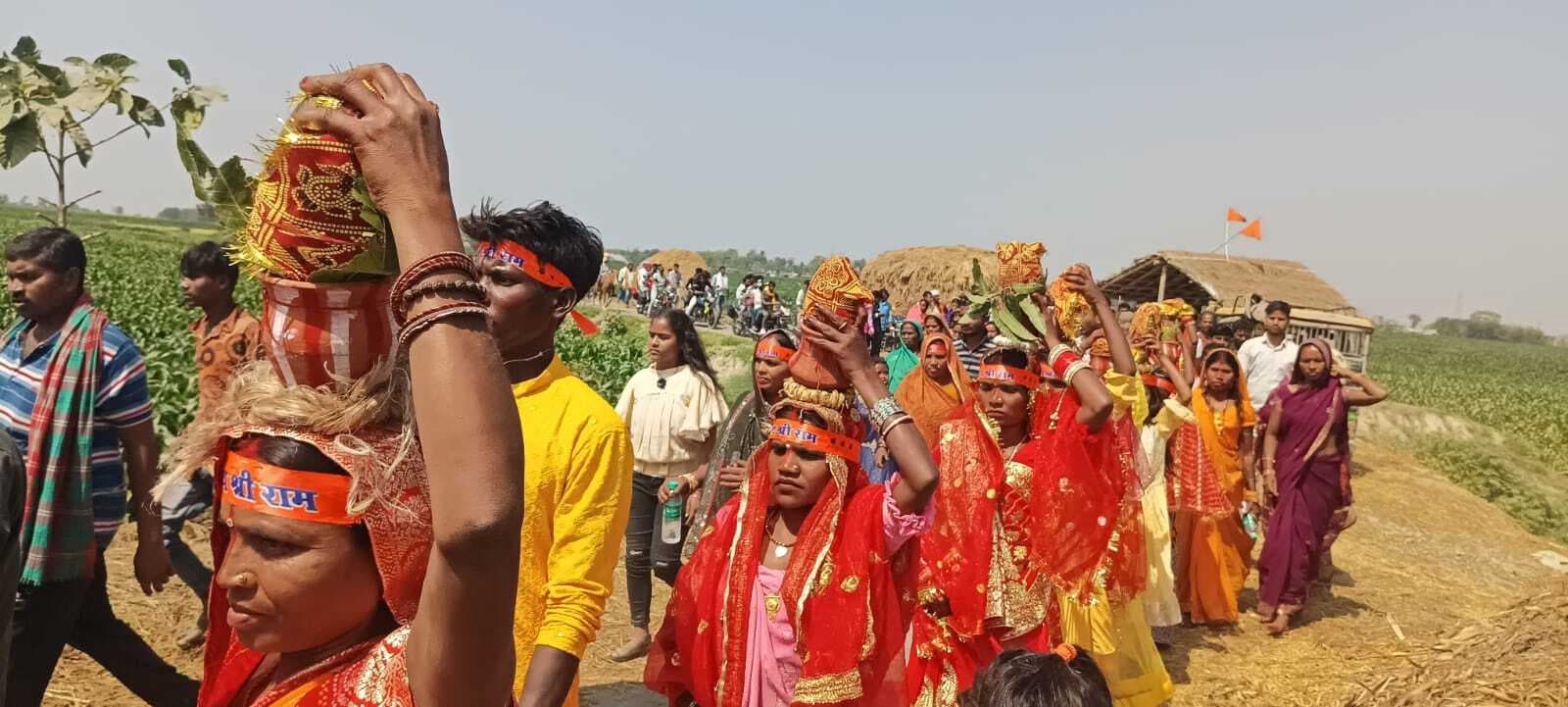 तीन दिवसीय रामधुन यज्ञ को लेकर निकाली गयी कलश शोभायात्रा