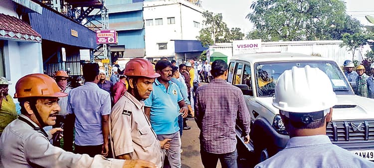 कार्बन फैक्टरी में करंट लगने से ठेका श्रमिक की मौत