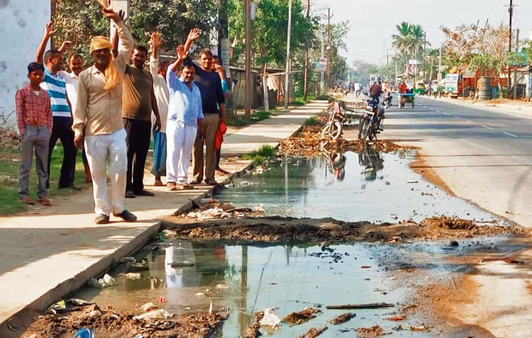 आग लगने की घटना से तीन घर जले, हजारों की संपत्ति का नुकसान