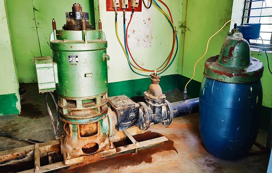 Buxar News: जलापूर्ति पाइपलाइन में प्रेशर नहीं रहने से दो घंटे में भरती है बाल्टी