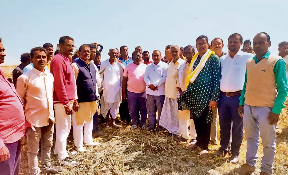 Saran News : रिविलगंज-डोरीगंज सड़क निर्माण कार्य को ग्रामीणों ने रोका