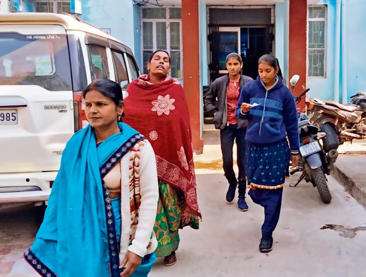 Gopalganj News : डीएम के आदेश पर सीएस ने मनोरोग सोशल वर्कर व मनोविज्ञानी को हटाया