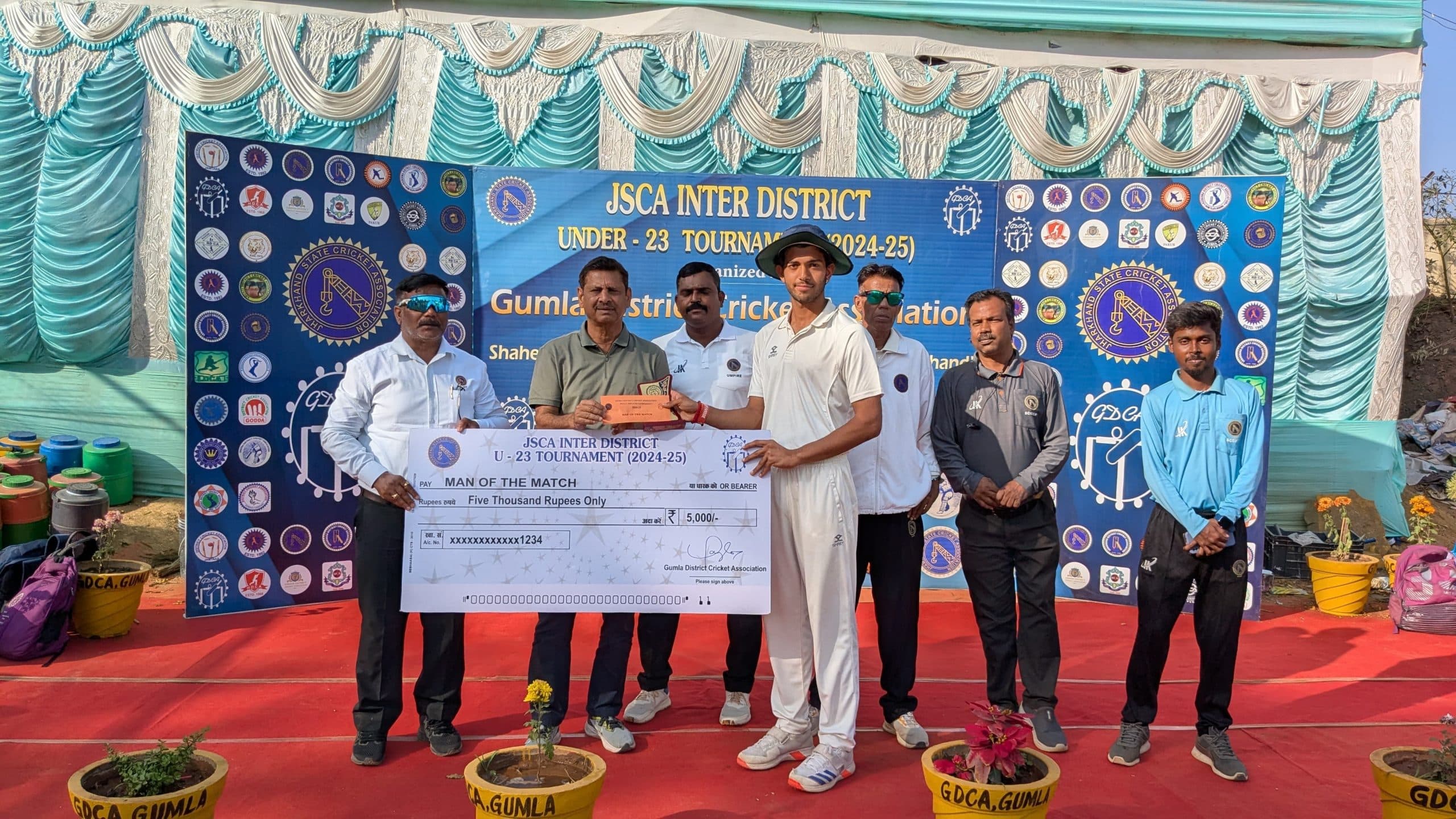 Cricket : लोहरदगा व जमशेदपुर सेमीफाइनल में पहुंचे