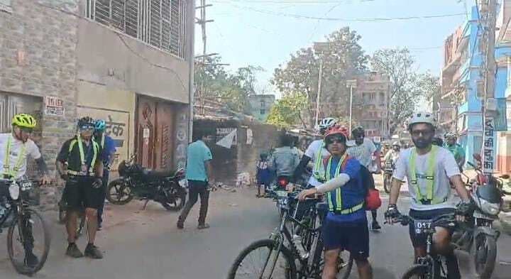 Giridih News :एओआइ की टीम ने प्रदूषण नियंत्रण को ले लोगों को किया जागरूक