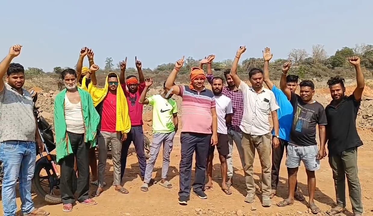 Dhanbad News: आजसू ने आउटसोर्सिंग परियोजना का ठप कराया काम