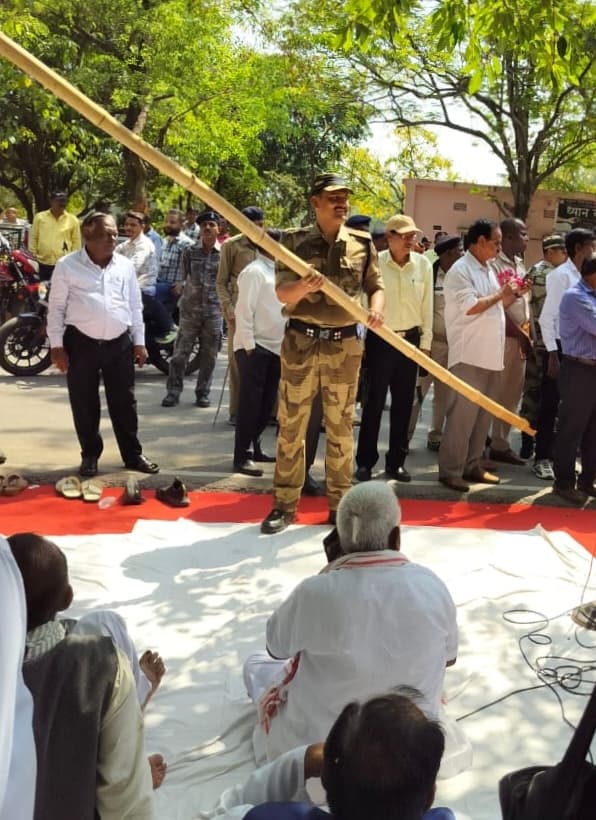 Dhanbad News : कोयला भवन के सामने यूनियन नेताओं को प्रदर्शन करने से सीआइएसएफ ने रोका