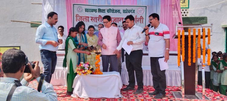 ग्लोबल वार्मिंग का मॉडल प्रस्तुत कर सीएम कन्या पोखरिया स्कूल ने मारी बाजी