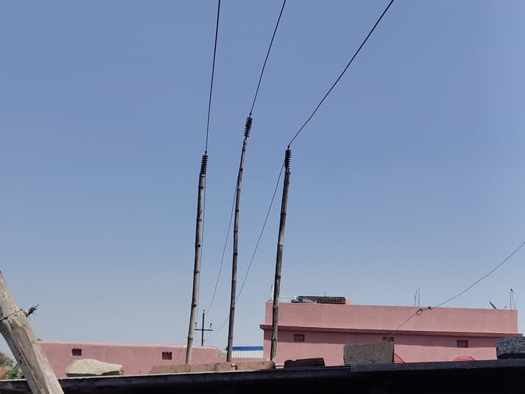 दो तारों के संपर्क से लगी आग, धान, पुआल और सरसों जलकर राख