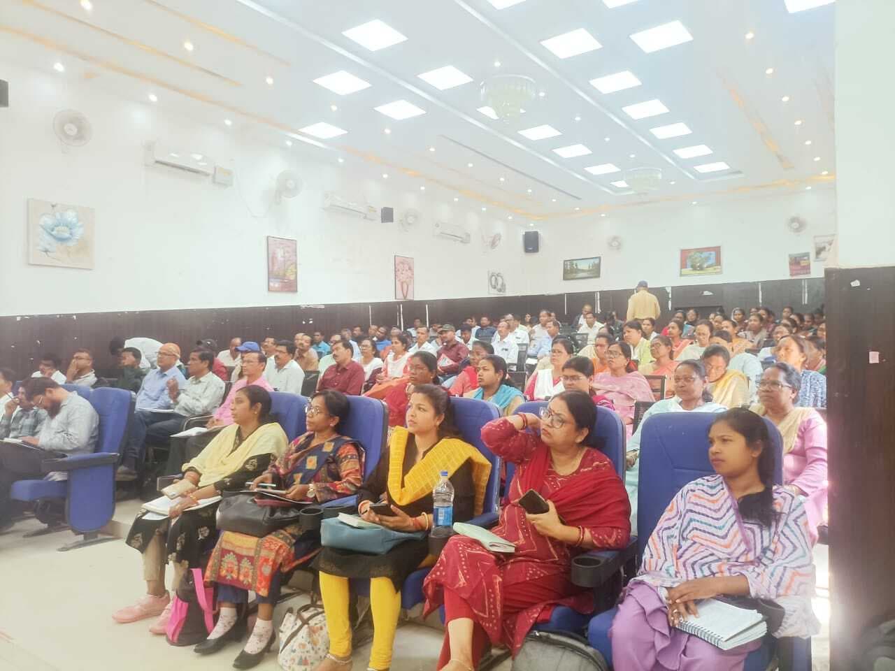 विद्यार्थियों में जल्द पोशाक बांटने का निर्देश