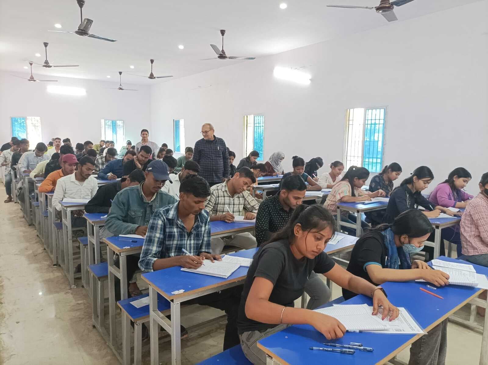 यूजी थर्ड सेमेस्टर की परीक्षा एसएनएसआरकेएस कॉलेज में शांतिपूर्ण संपन्न