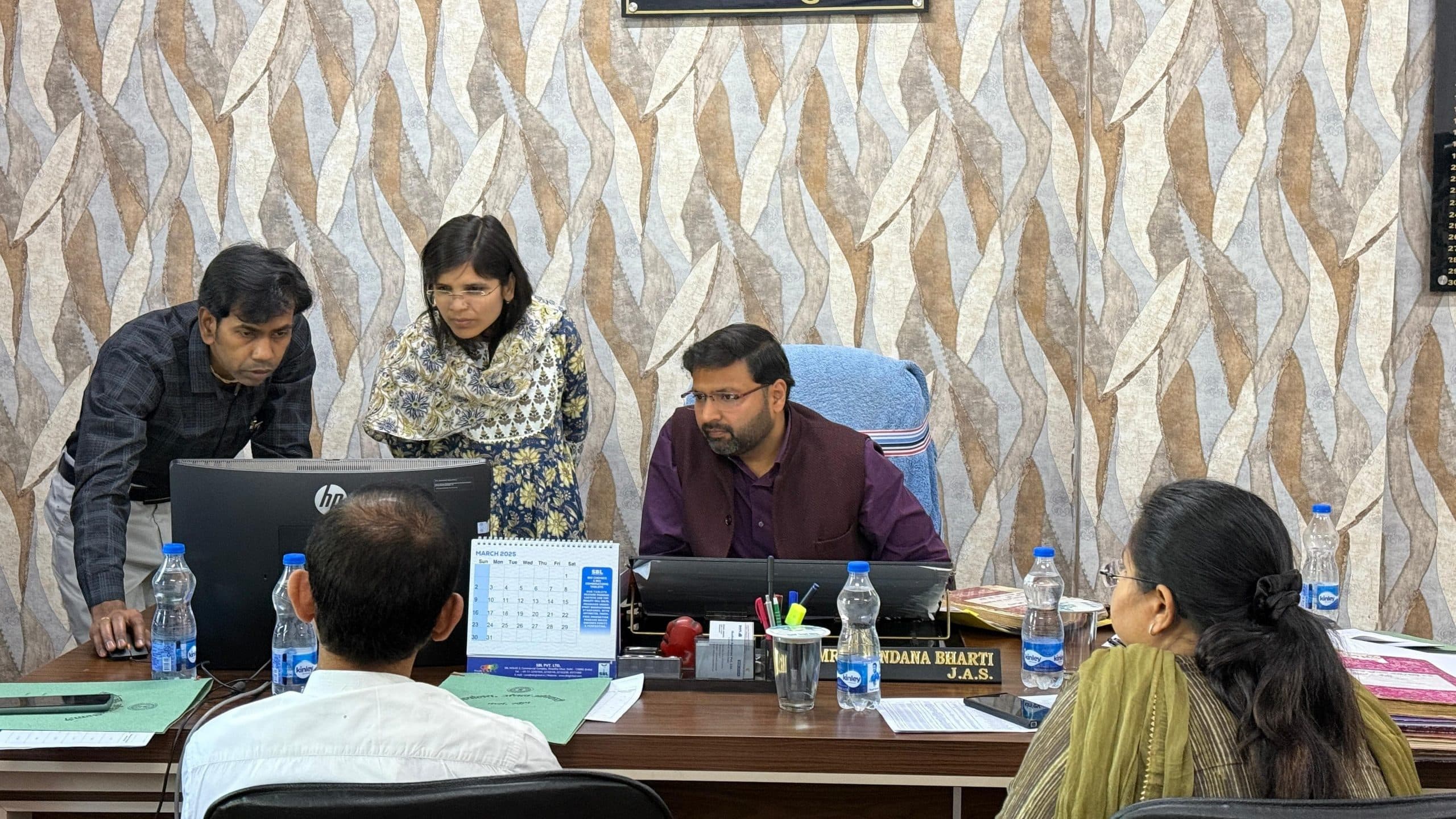 अंचल कार्यालय में शतप्रतिशत हो पदाधिकारियों की उपस्थिति : डीसी