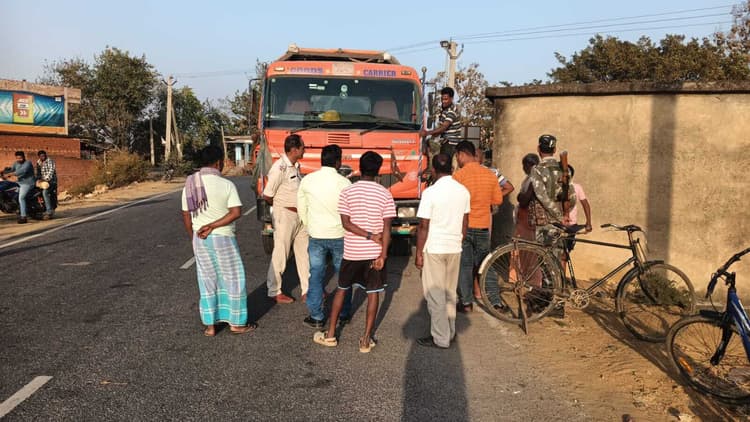 Deoghar News : ट्रक के धक्के से बाइक सवार दो युवक घायल, लोगों ने चालक व खलासी को कमरे में किया बंद