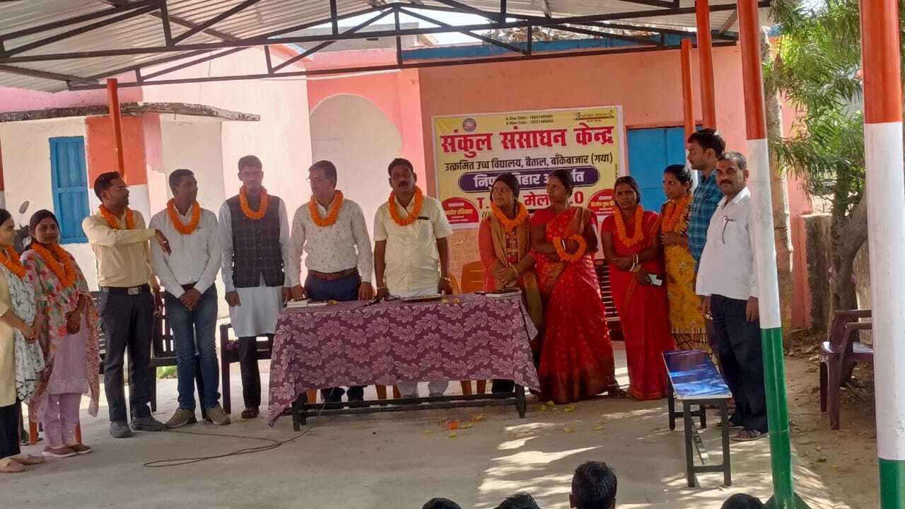 विशिष्ट शिक्षकों को पुष्पमाला पहनाकर स्वागत किया