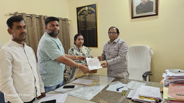 Jamshedpur news. परसुडीह क्षेत्र की पेयजल समस्या का निदान जल्द करे विभाग : पूर्णिमा मल्लिक