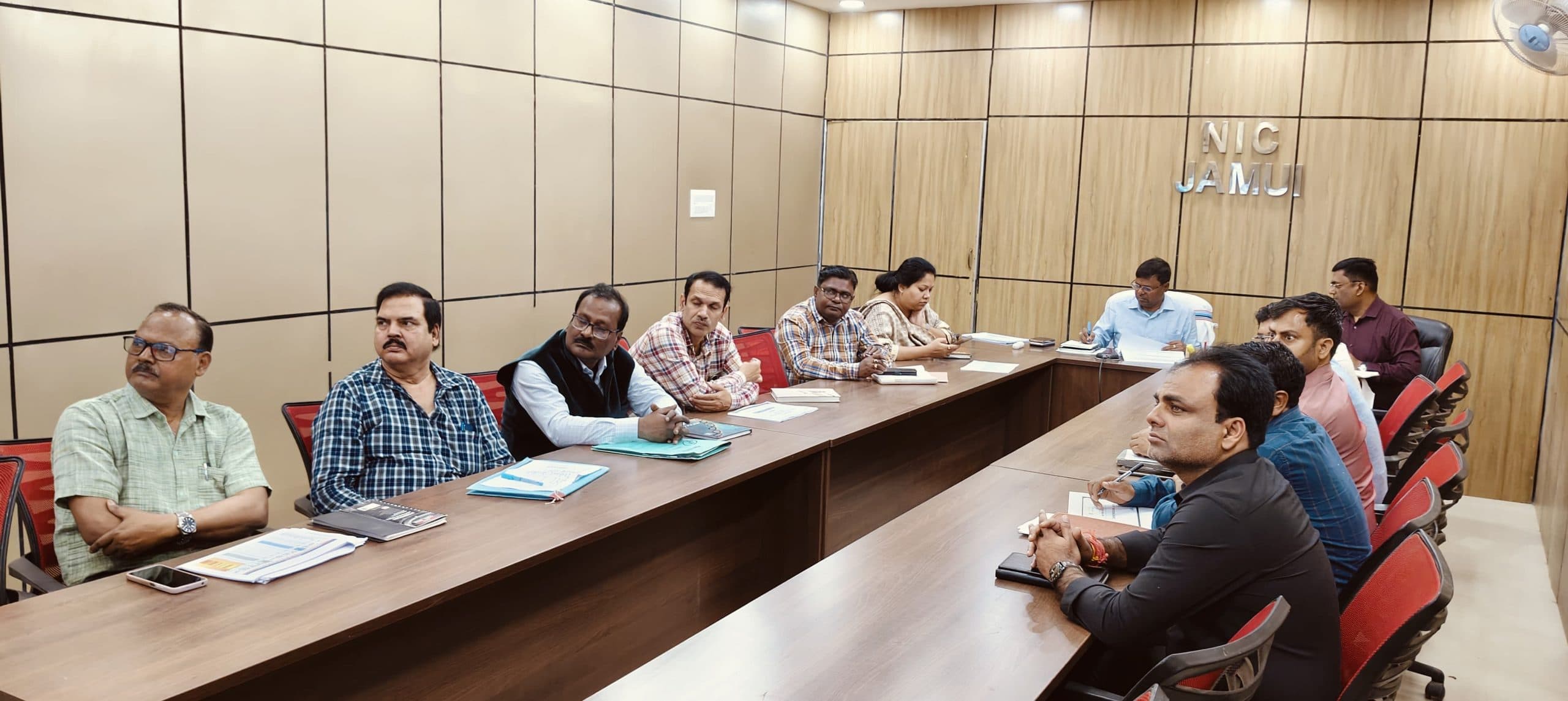 निर्धारित समय सीमा के भीतर विकास कार्याें को पूरा करने के निर्देश