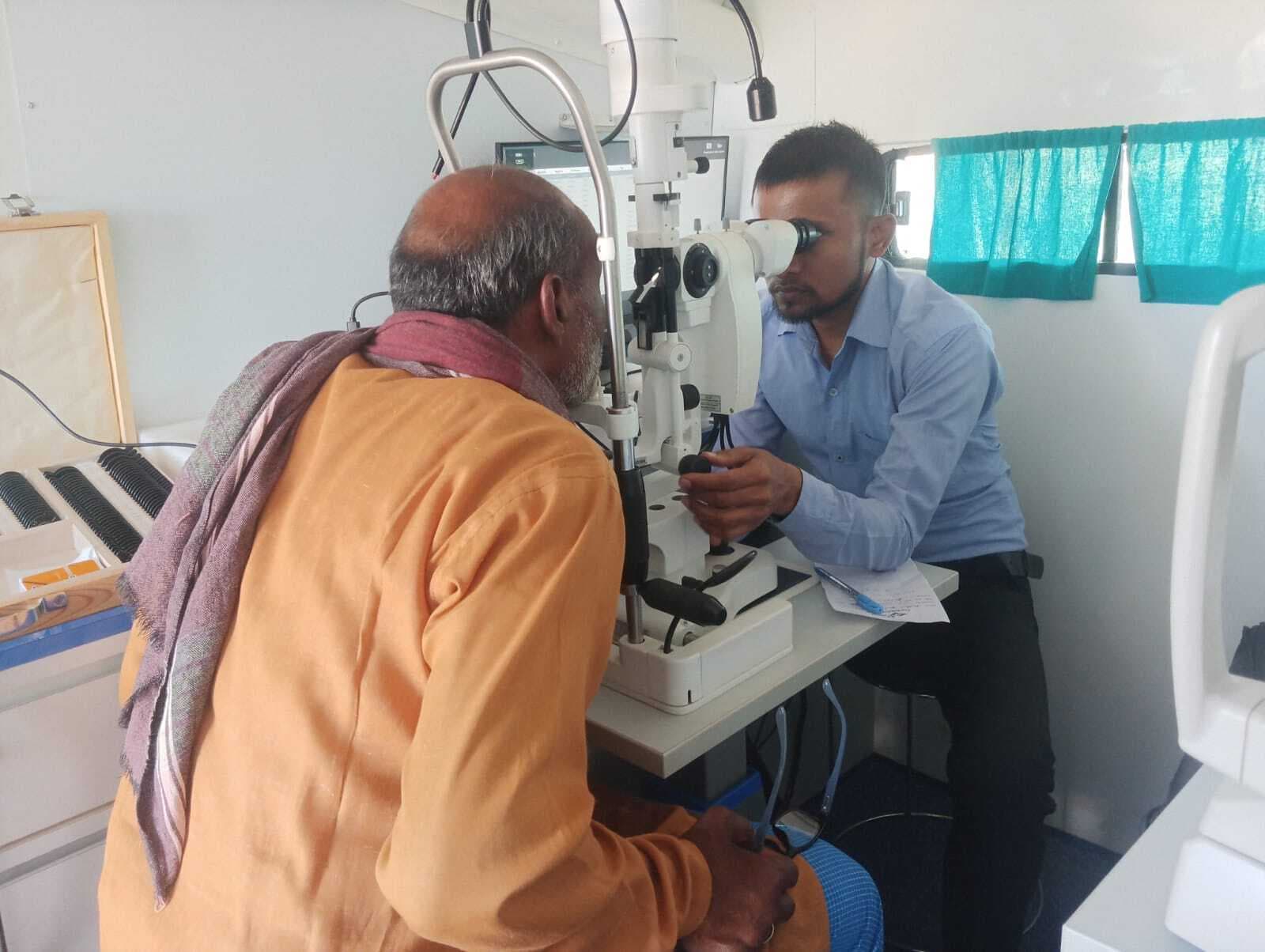 शिविर में लोगों ने करायी आंखों की जांच