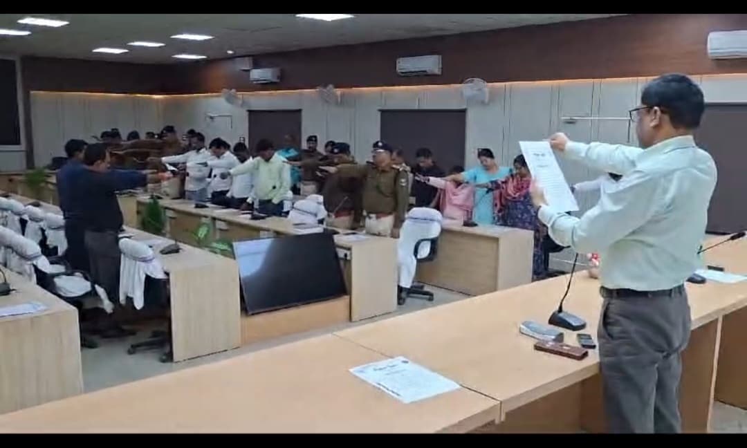 समाहरणालय कर्मियों ने ली सुरक्षित वाहन चलाने की शपथ
