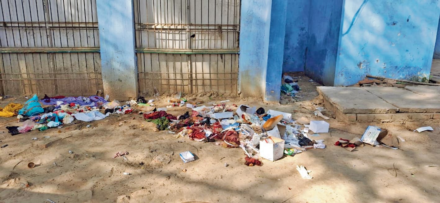 Chapra News : सदर अस्पताल में ठीक से सफाई नहीं होने से फैली गंदगी मरीजों के लिए बन रही मुसीबत