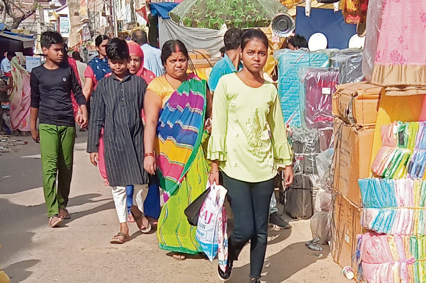 Chapra News : होली के मौके पर बाजारों में बढ़ी चहल-पहल, सुरक्षा व्यवस्था भी सख्त