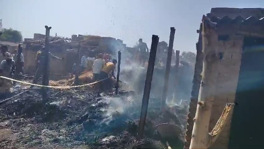 अगलगी में तीन घर जले, हजारों का नुकसान
