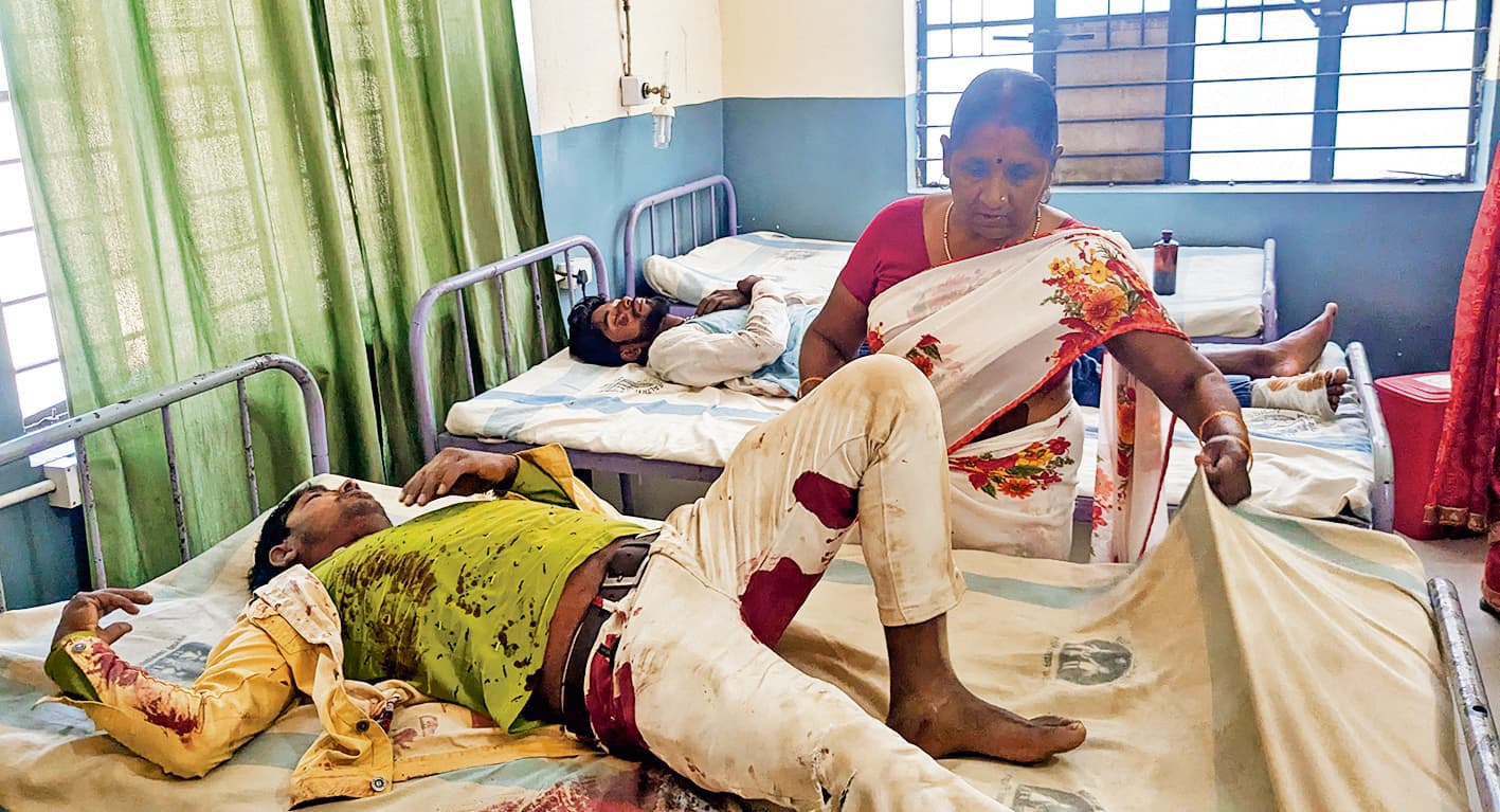 बेलगाम पिकअप वैन ने बाइक सवार तीन चचेरे भाइयों को मारी टक्कर, एक की मौत