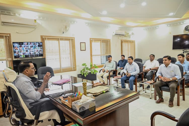 Deoghar news : विभाग शत प्रतिशत घरों में विद्युत आपूर्ति करें सुनिश्चित : उपायुक्त