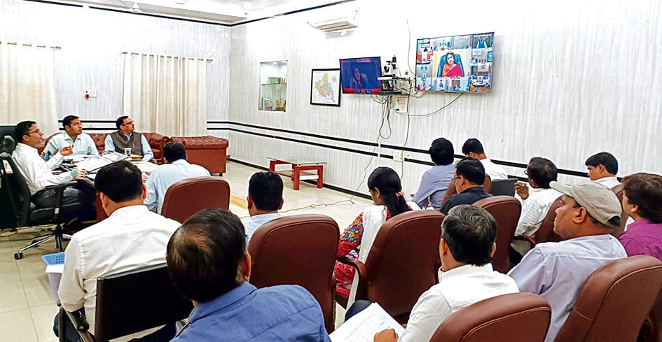 Chapra News : मुख्य सचिव ने जिले के अधिकारियों को दिया टास्क, योजनाओं को आम जनता तक पहुंचाएं