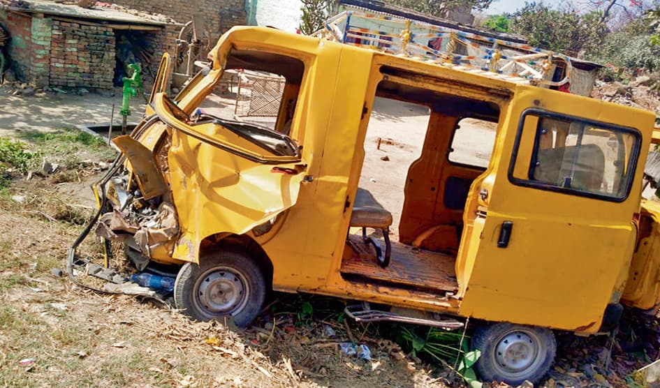 Chapra News : हाइवा ट्रक की चपेट में आने से स्कूल वैन में सवार नौ बच्चे घायल, एक की स्थिति गंभीर