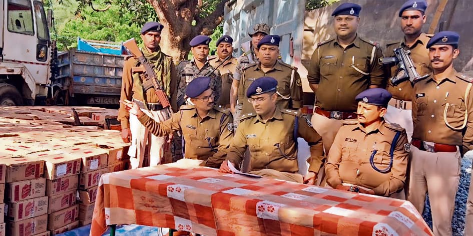 Chapra News : पुलिस ने एक करोड़ की विदेशी शराब के साथ कई वाहन किये जब्त, चार आरोपित गिरफ्तार