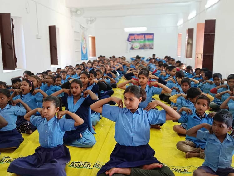 छात्र-छात्राओं को मिला योग, प्राणायाम व सूर्य नमस्कार का प्रशिक्षण