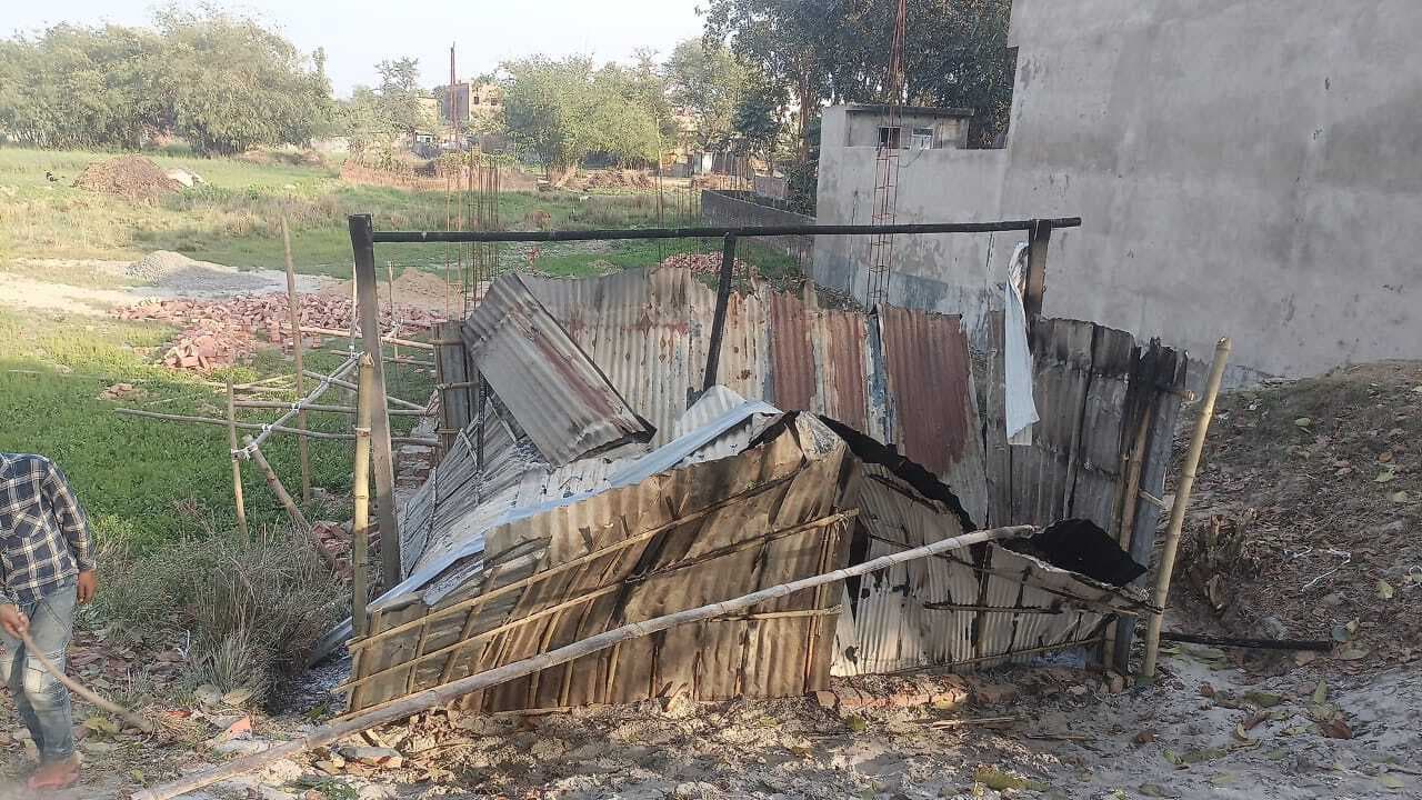 विवादित भूखंड पर बनी झोंपड़ी को जलाने की शिकायत