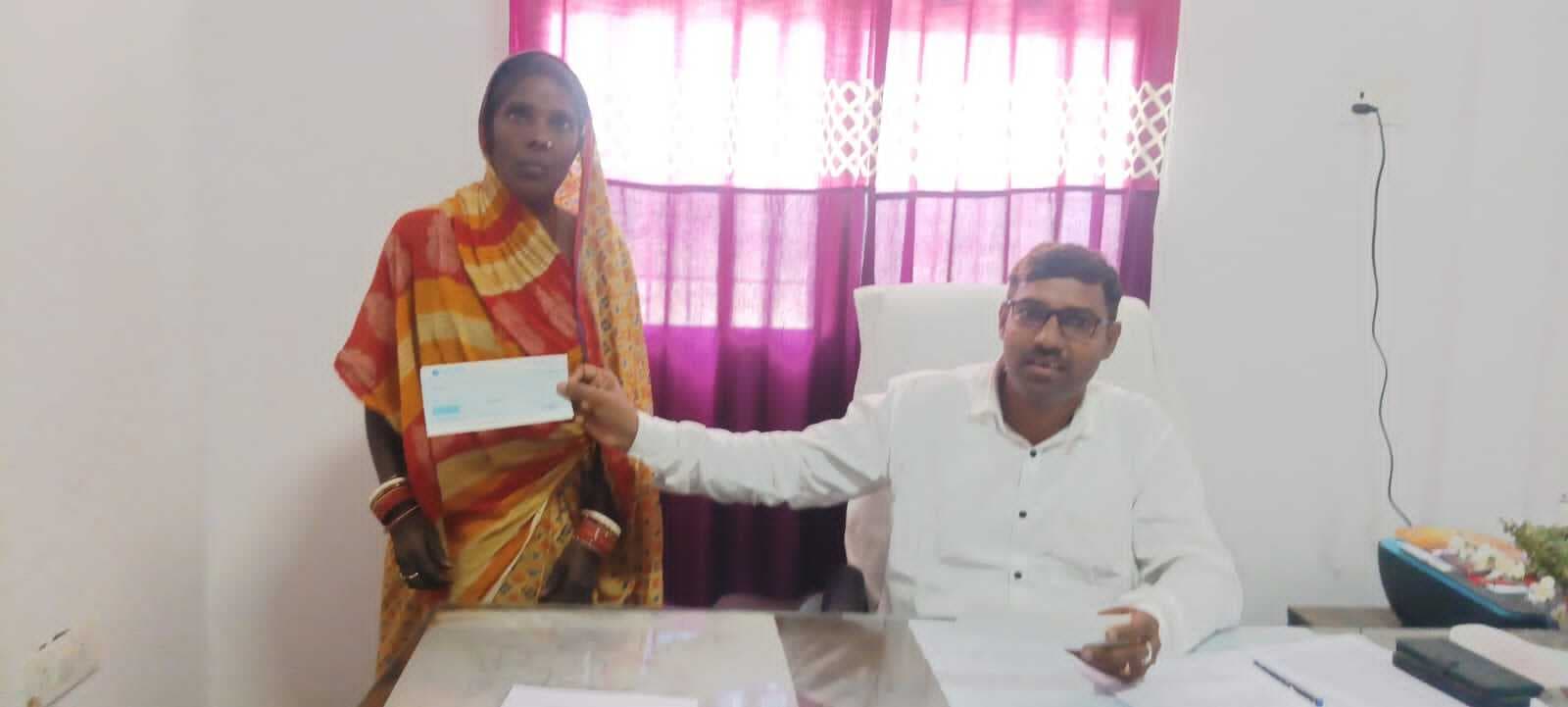 तीन अग्नि पीड़ितो को सीओ ने दिया मुआवजे का चेक