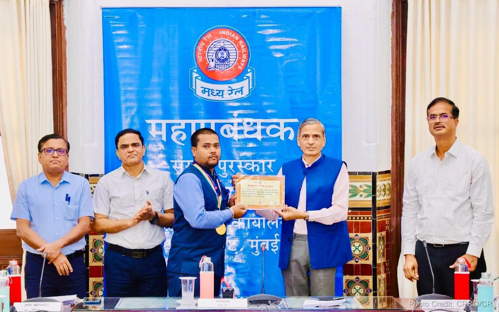 लोको पायलट अमन को जीएम अवार्ड से महाप्रबंधक ने किया सम्मानित