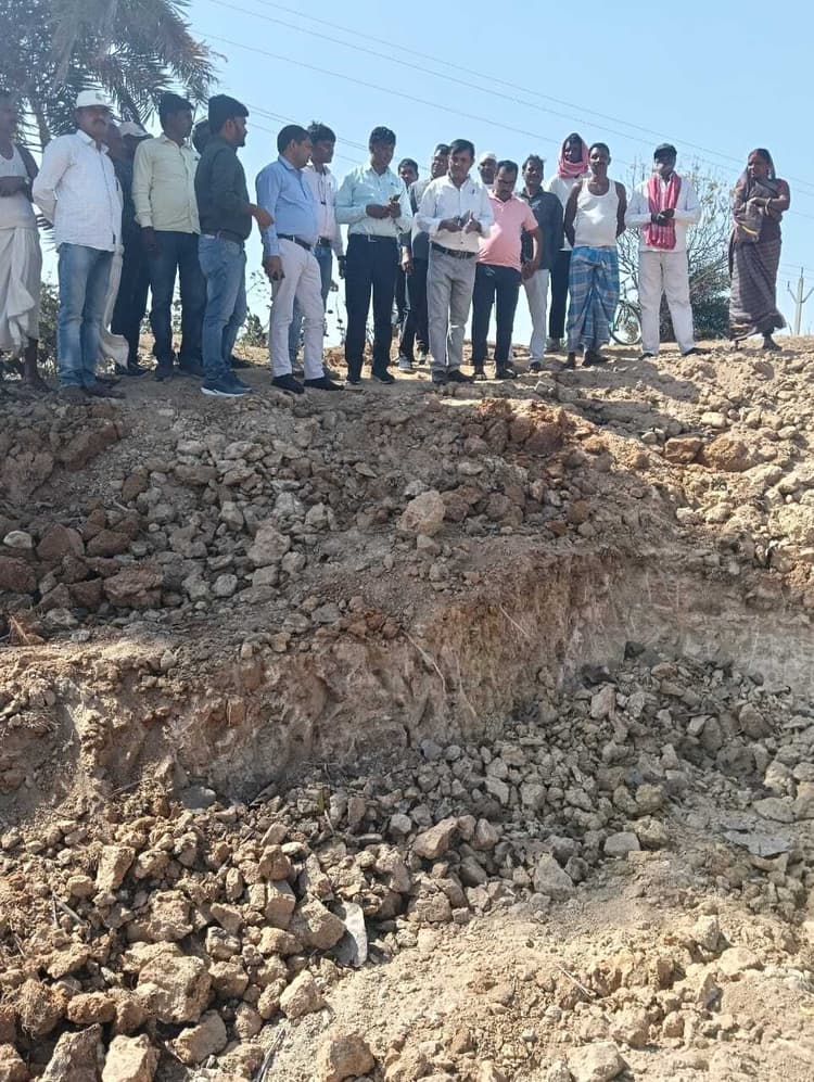 Deoghar news : जेसीबी से डोभा निर्माण की शिकायत पर जांच करने पहुंची टीम, सामने आयी अनियमितता