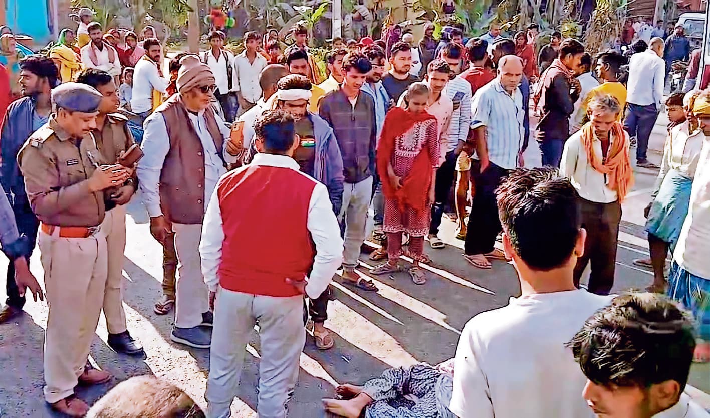 Hajipur News : राशन लेकर घर लौट रही वृद्ध महिला की पिकअप वैन के धक्के से गयी जान