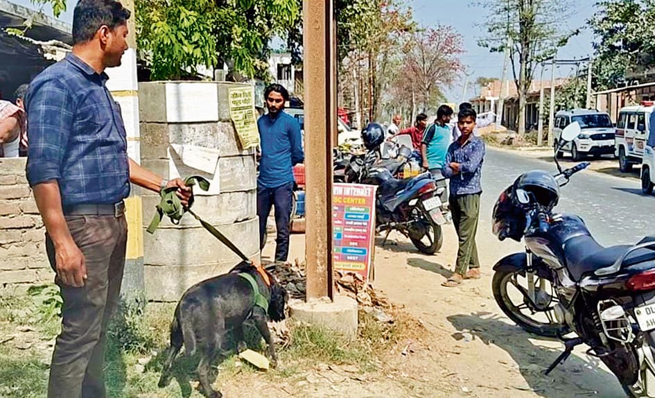 Hajipur News : मरीज बनकर आये बदमाशों ने बंधक बनाकर की लूटपाट