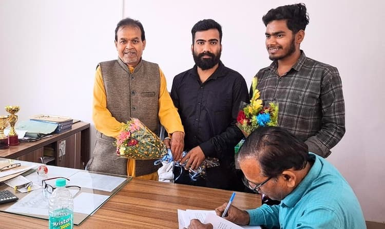 अभाविप नगर मंत्री ने डिग्री कॉलेज के नये प्राचार्य का किया स्वागत