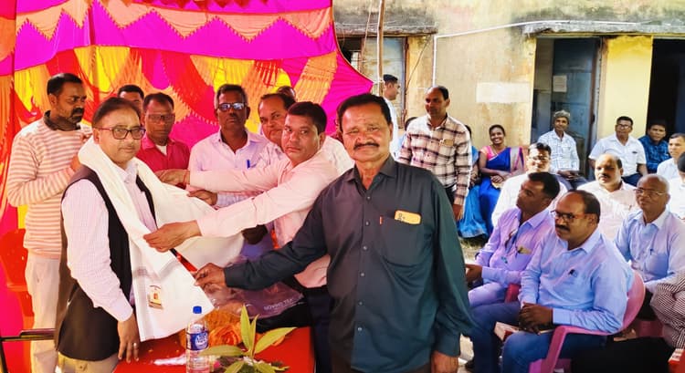 Giridih News: स्थानांतरित बीइइओ को दी गयी विदाई