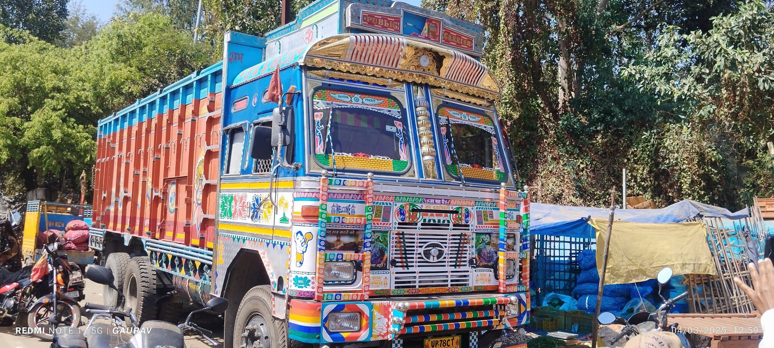 Giridih News :छापेमारी में ट्रक से मिली 24 पेटी बियर, दो हिरासत में