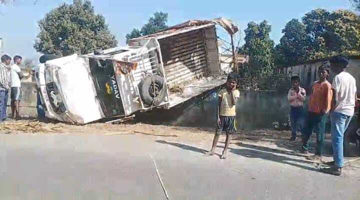 Giridih News :सब्जी लदा पिकअप वैन पलटा, बाल-बाल बचे चालक-खलासी