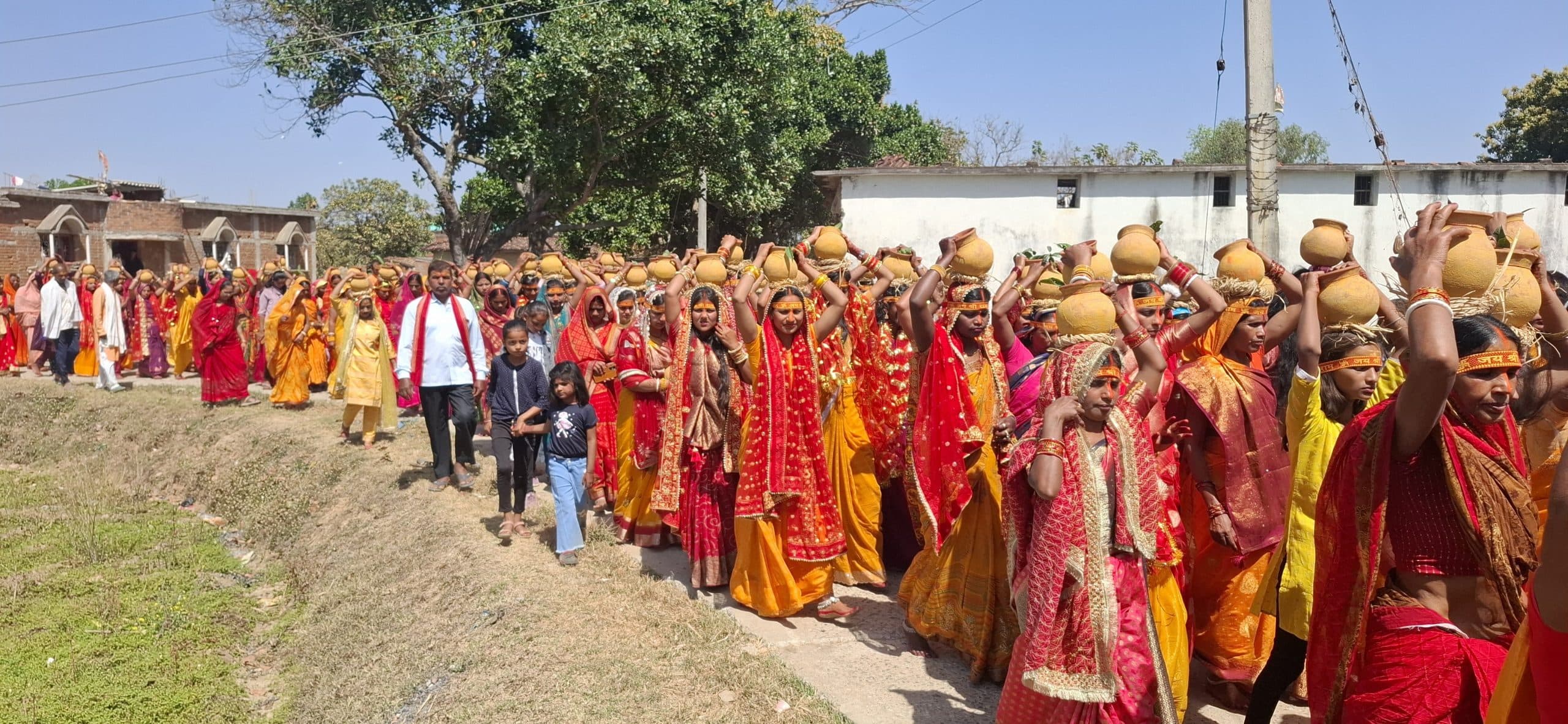 Giridih News: श्रीरामचरित मानस नवाह परायण यज्ञ को लेकर निकली कलश यात्रा