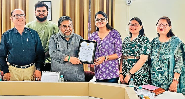Ranchi News : आयुषी पराशर को फादर मार्क डी ब्रोवर पुरस्कार