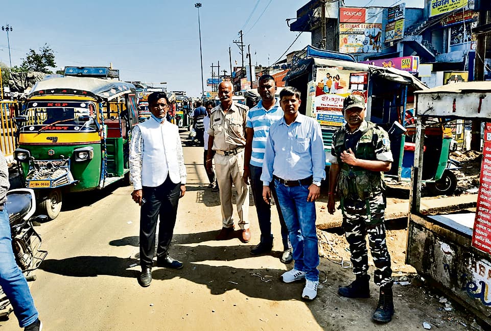 Dhanbad News : अंचल निरीक्षक ने गोविंदपुर सर्विस लेन से हटाया अतिक्रमण