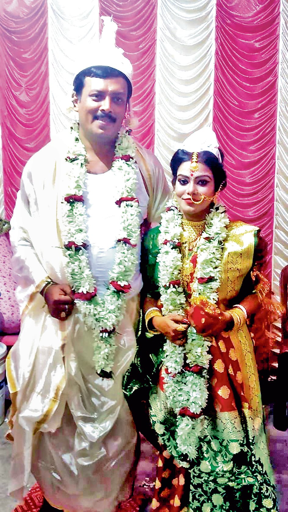 संपत्ति विवाद के बीच ढाई साल के बच्चे के साथ फंदे से लटके मिले माता-पिता