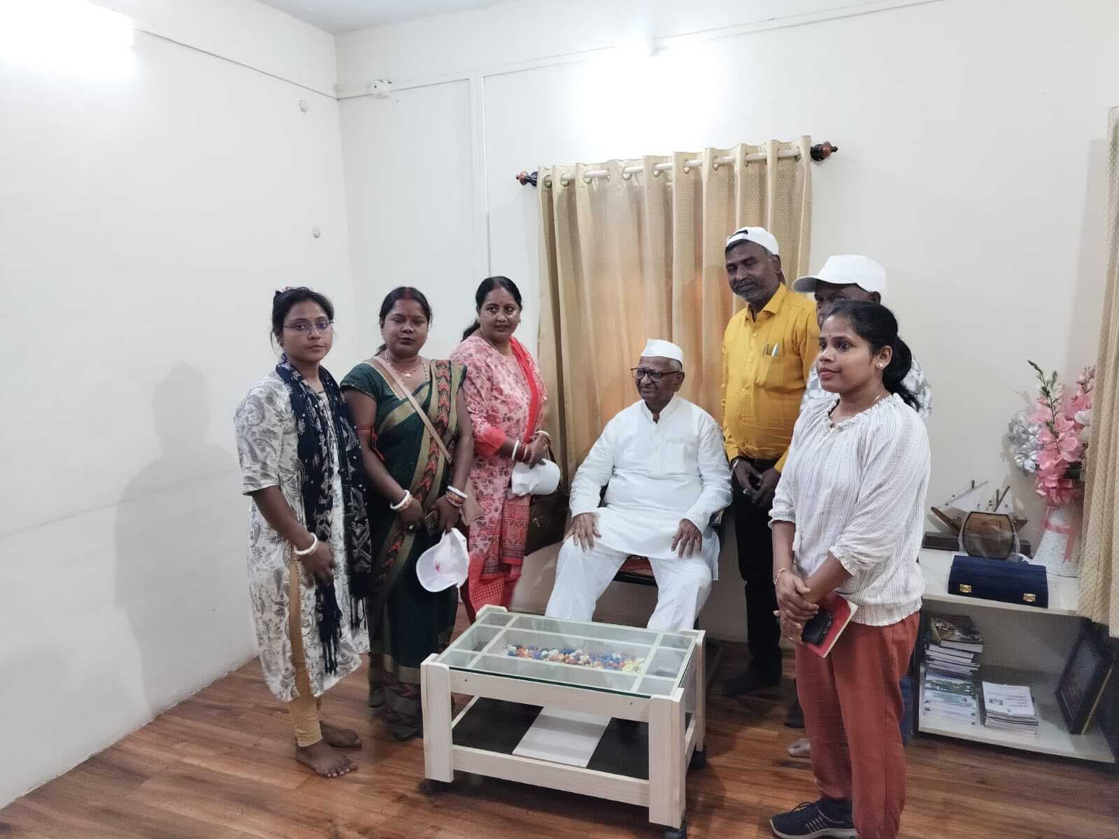 Dhanbad News : बाघमारा के कई मुखिया महाराष्ट्र दौरे पर, अन्ना हजारे से की मुलाकात