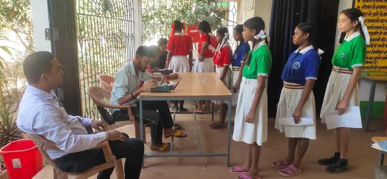 कस्तूरबा विद्यालय में बच्चों का किया ई-केवायसी